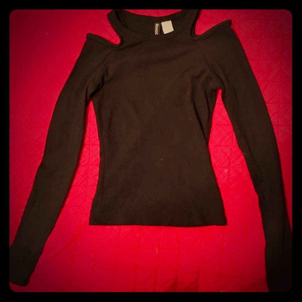 🖤H&M Divided Cut Out Shoulder Long Sleeve Shirt🖤